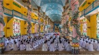 Cao_Dai_Temple_Service_by_Bert_Schmitz.jpg