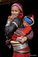 Paduang_Woman_and_Child_-__Myanmar.jpg