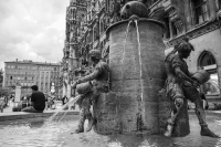 Marienplatz_Fountain_BW_Hoeller.JPG