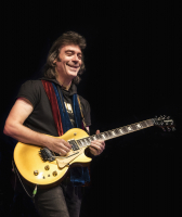 Steve_Hackett_DDingee.jpg