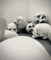 Voorlinden_Museum_Skulls_-_Pamela_Peeters.jpg