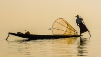 Leg_Rower_at_Inle_Lake.jpg