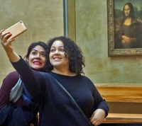 Mona-Lisa-Selfie-at-The-Louvre2C-Paris2C-Psa-copy--.jpg